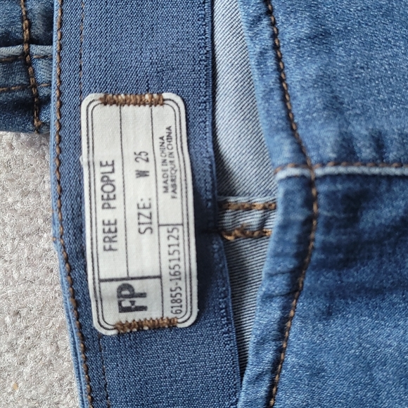 Free people pull up flared jeans - Picture 3 of 3